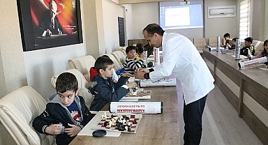Milli Eğitim Müdürü'nden Öğrencilere Satranç Eğitimi