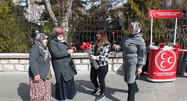 MHP'li kadınlar karanfil dağıttı