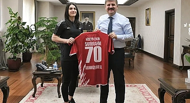 Şampiyon Zeynep Çelik Vali Hüseyin Engin Sarıibrahimi Ziyaret Etti