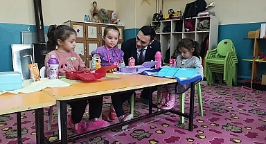 Kaymakam Kaya, Minik Öğrencilerin Dersine Katıldı