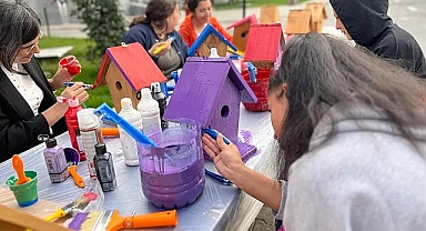 Kuşlar İçin Rengarenk Kuş Evleri Yaptılar