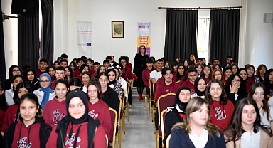 Hatice Sarıibrahim, Lise Öğrencileriyle Tecrübelerini Paylaştı