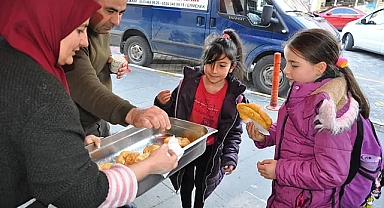 Ermenek Belediyesi Vatandaşlara Pişi İkram Etti