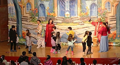 Tiyatro etkinliğine çocuklardan büyük ilgi