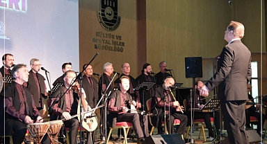 Karaman'da sanatçı Ahmet Özhan sahne aldı