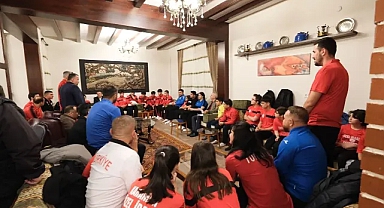 Vali Çiçekli, Sporcu Ve Antrenörlerle Bir Araya Geldi
