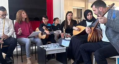 Öğrenci Ve Öğretmenlerden Yaşlılara Müzik Şöleni
